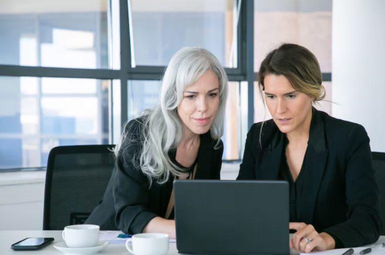 Protejarea datelor clienților cu un CRM instalat local in 2025
